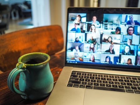 ordinateur portable avec un mug à côté