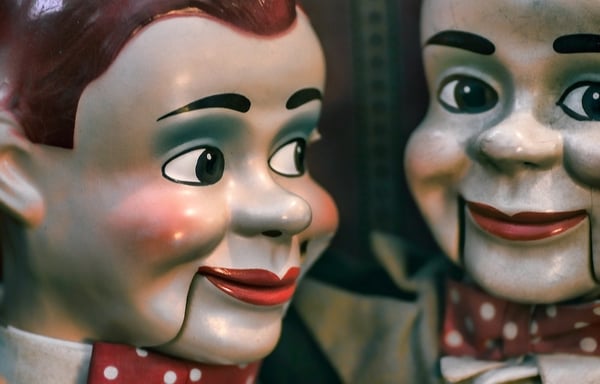 Deux mannequins ventriloques